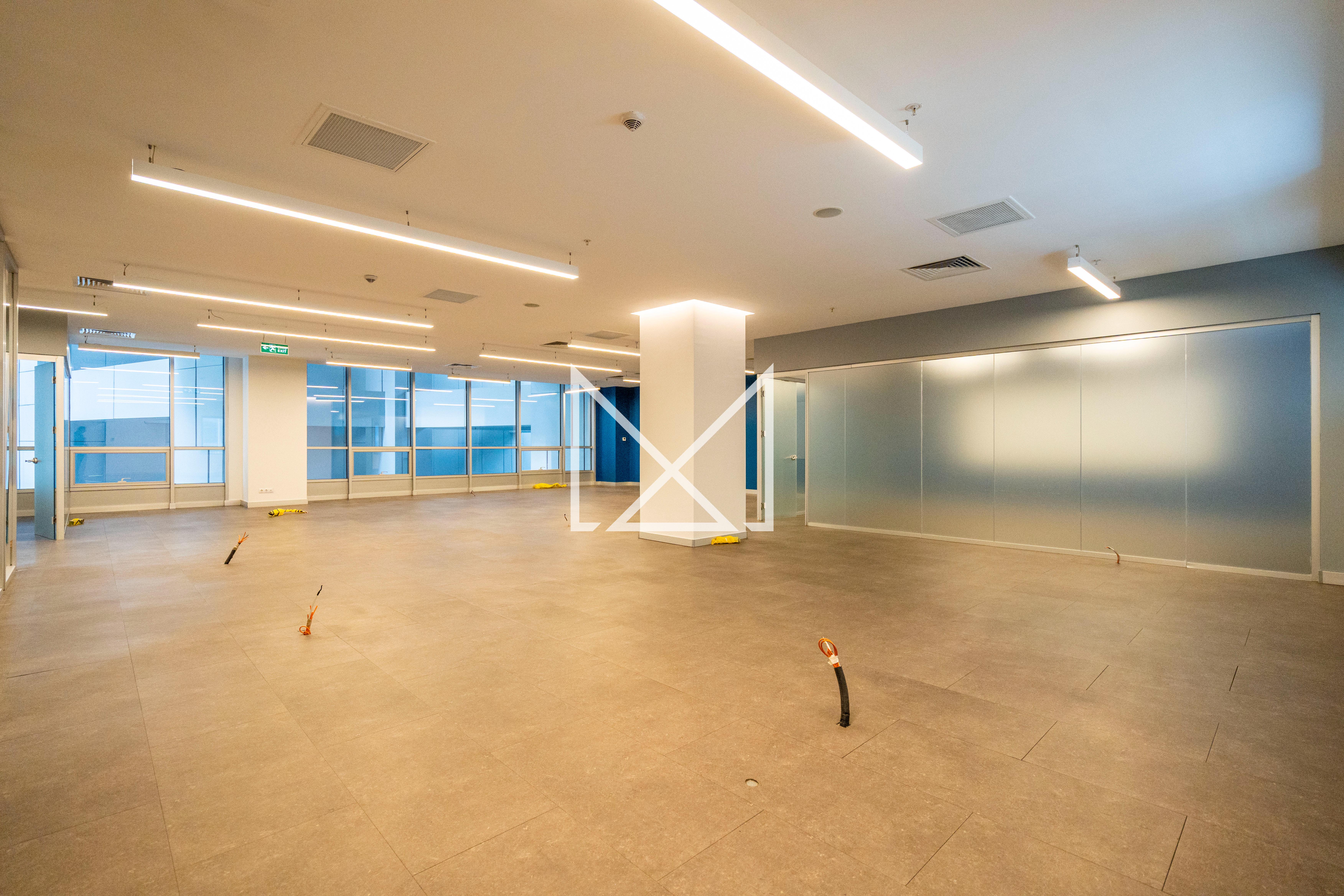 42 Maslak'ta 710 m2 Kullanıma Hazır Modern Dekorasyonlu Ofis Katı