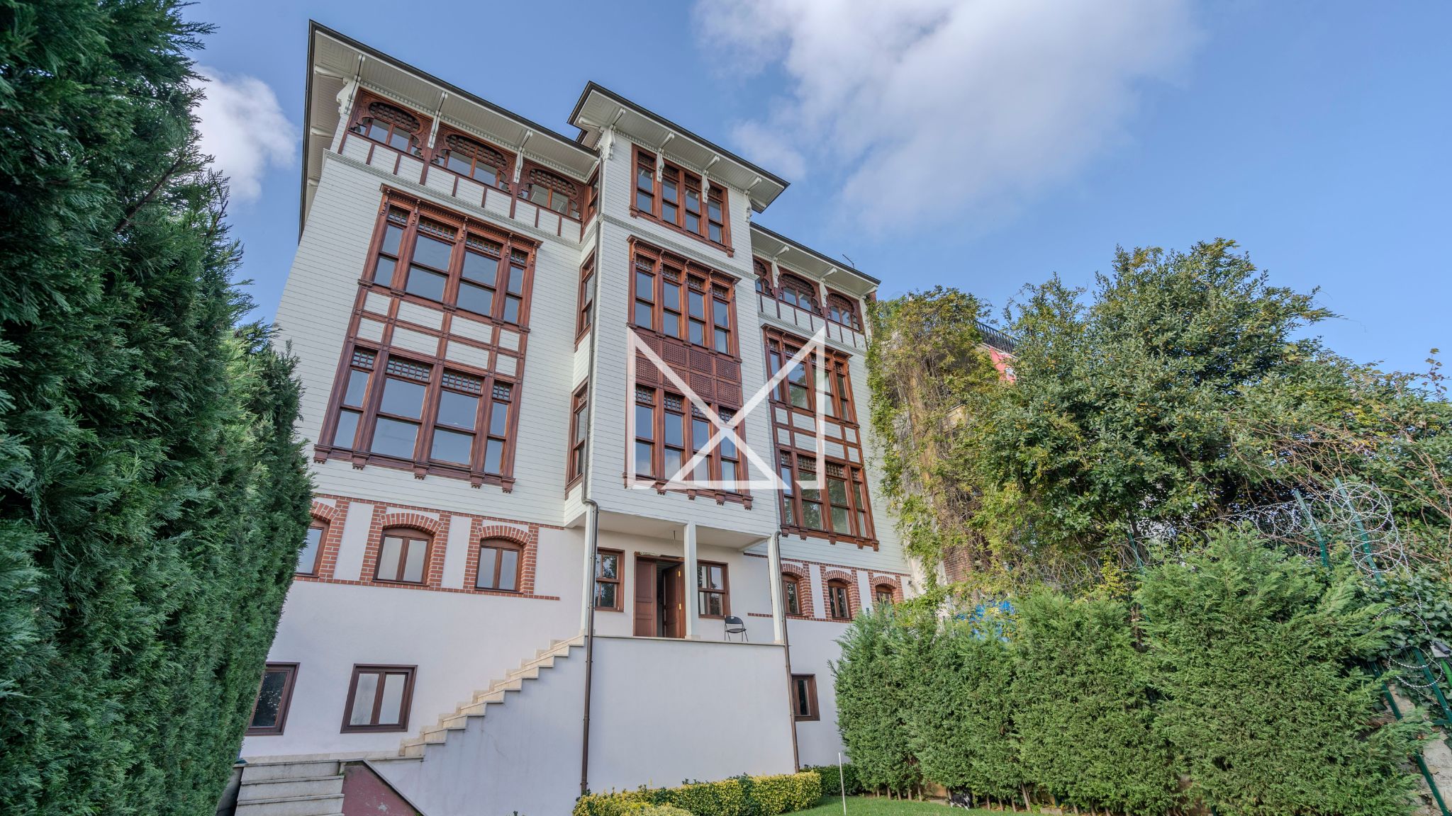Arnavutköy'de Eşsiz Boğaz Manzaralı 5 Katlı Satılık Köşk