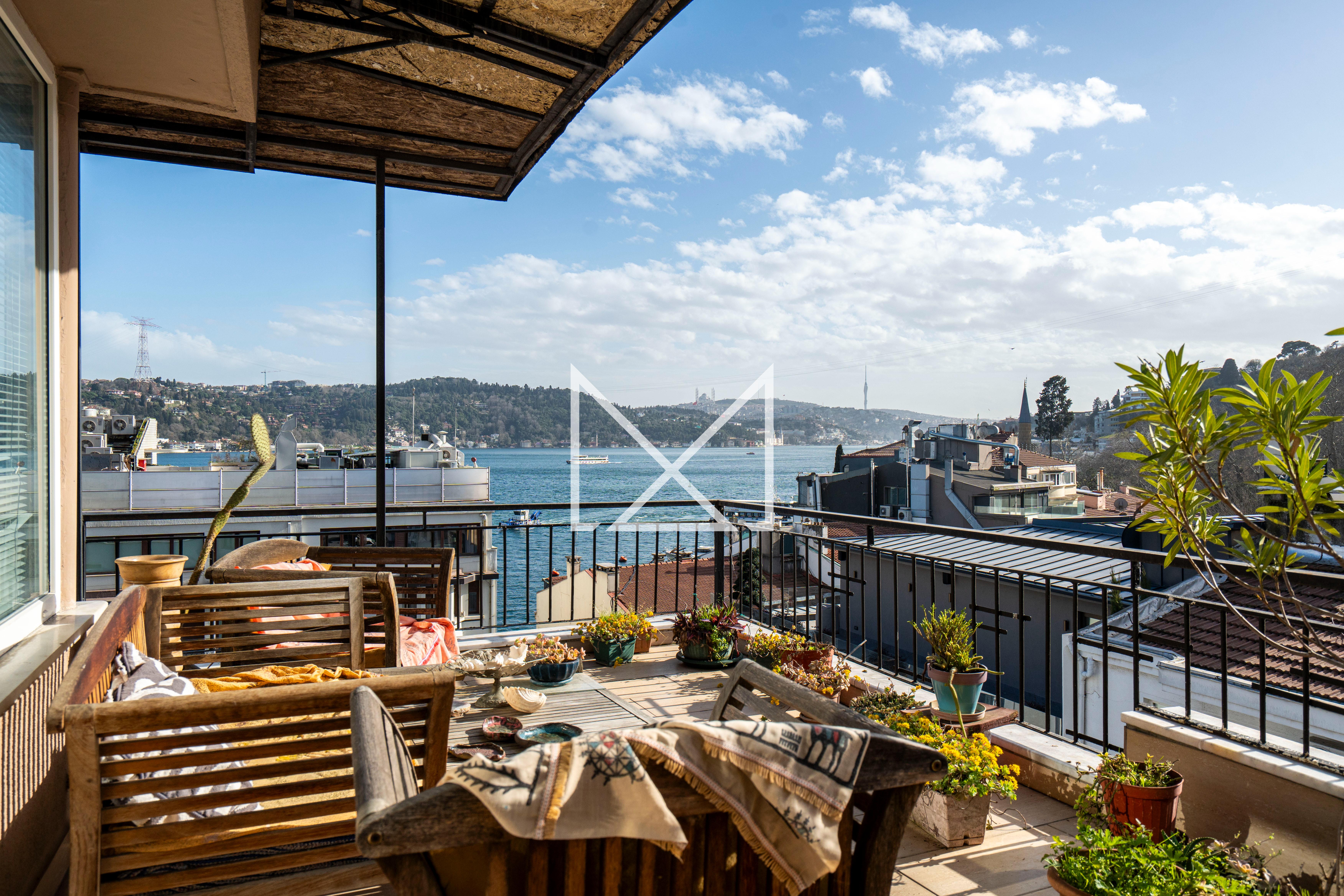 Bebek’te Boğaz Manzaralı Satılık Teras Katı Daire