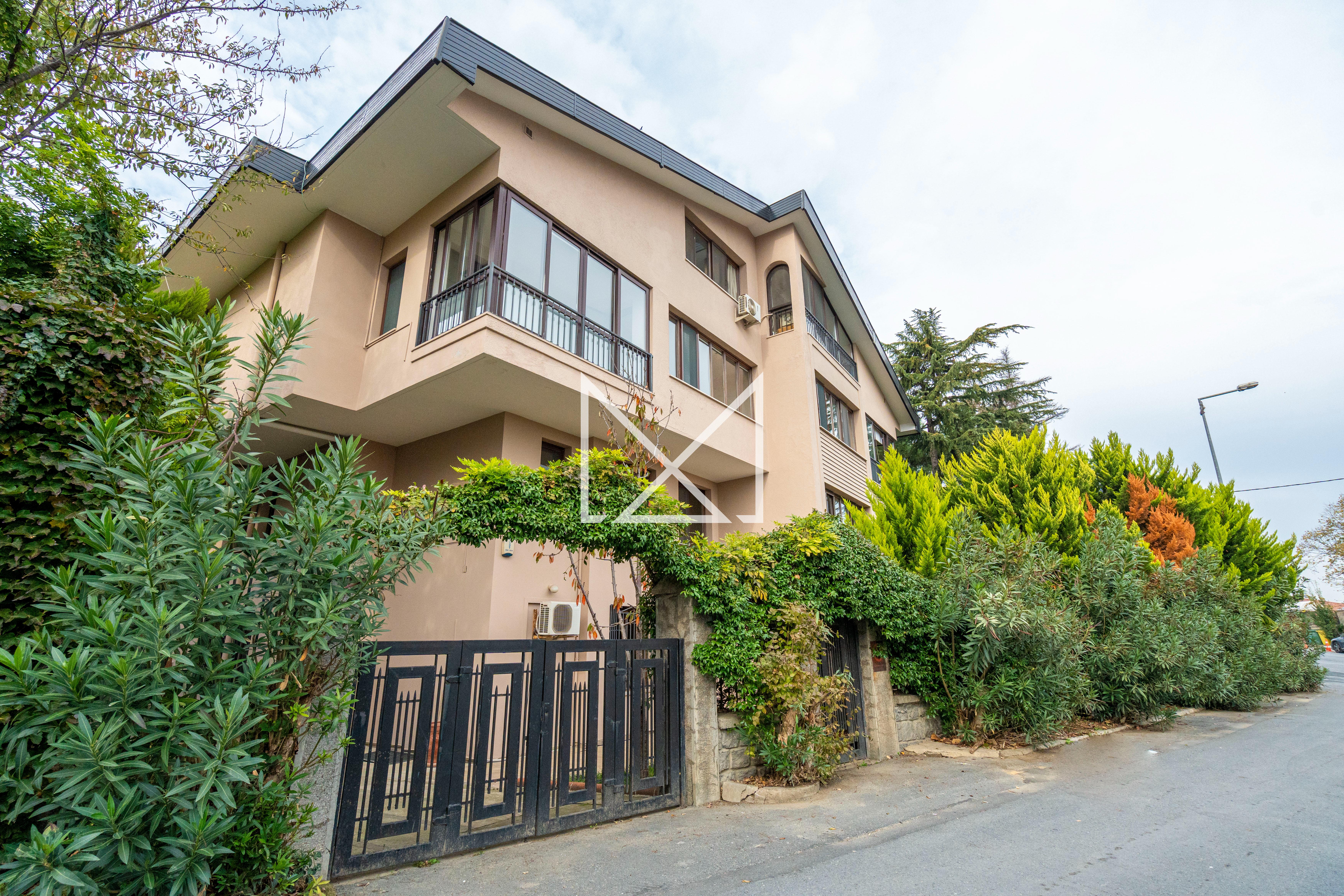 Emirgan’ın En İyi Konumunda Tam Müstakil 5 Katlı Villa