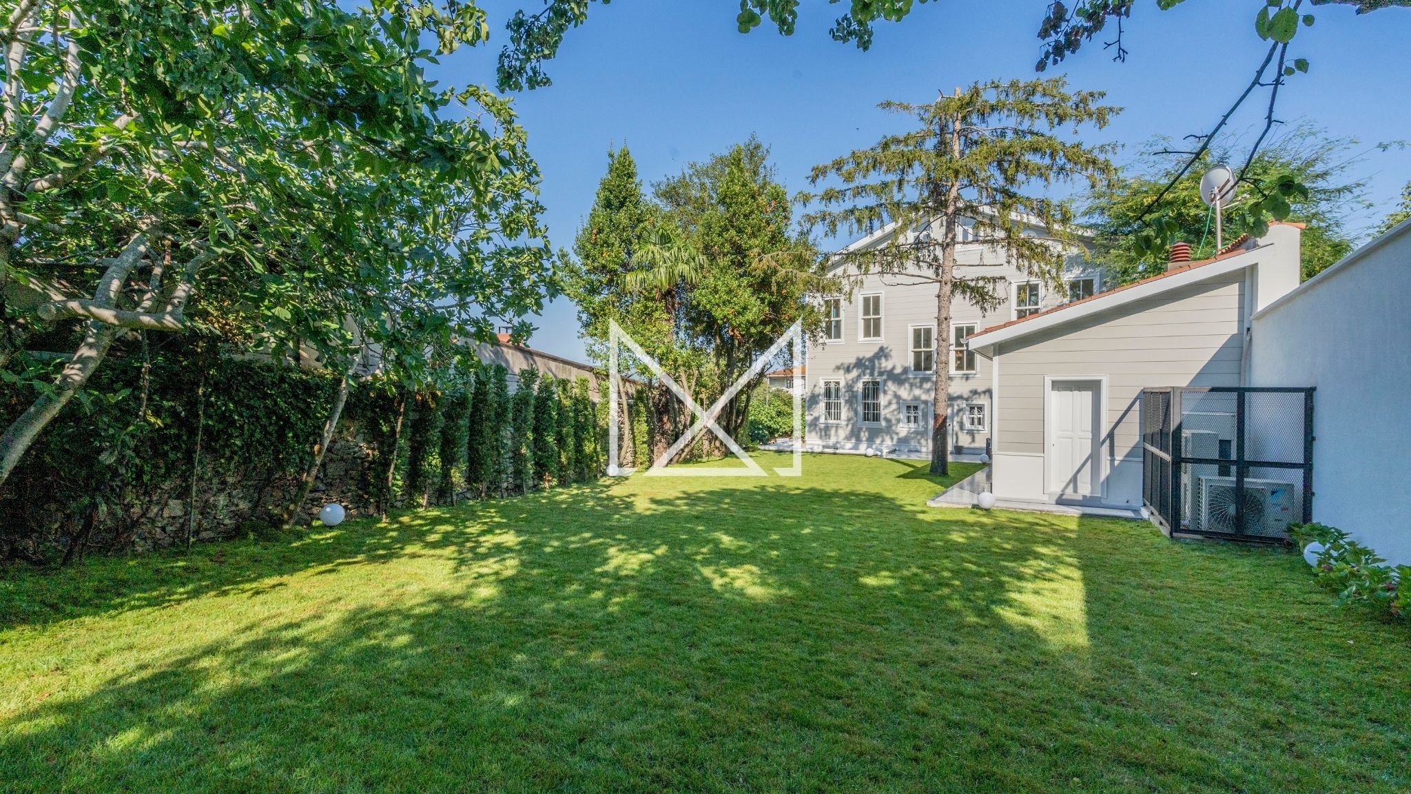 Emirgan'da Boğaz Manzaralı Bahçeli Kiralık Sıfır Konak