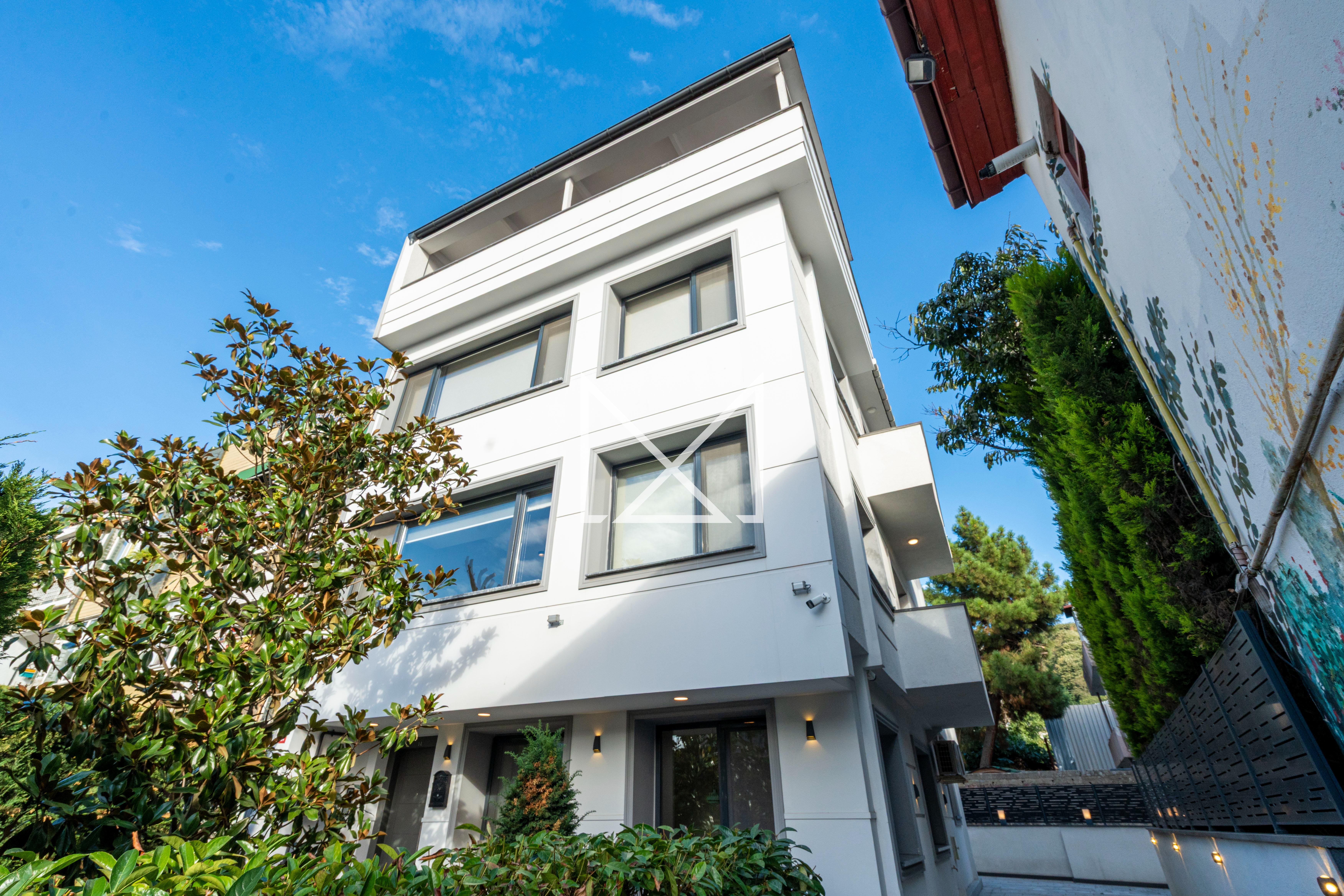 Kanlıca’da Çok Keyifli Teraslı 3 Katlı Kiralık Ofis Binası