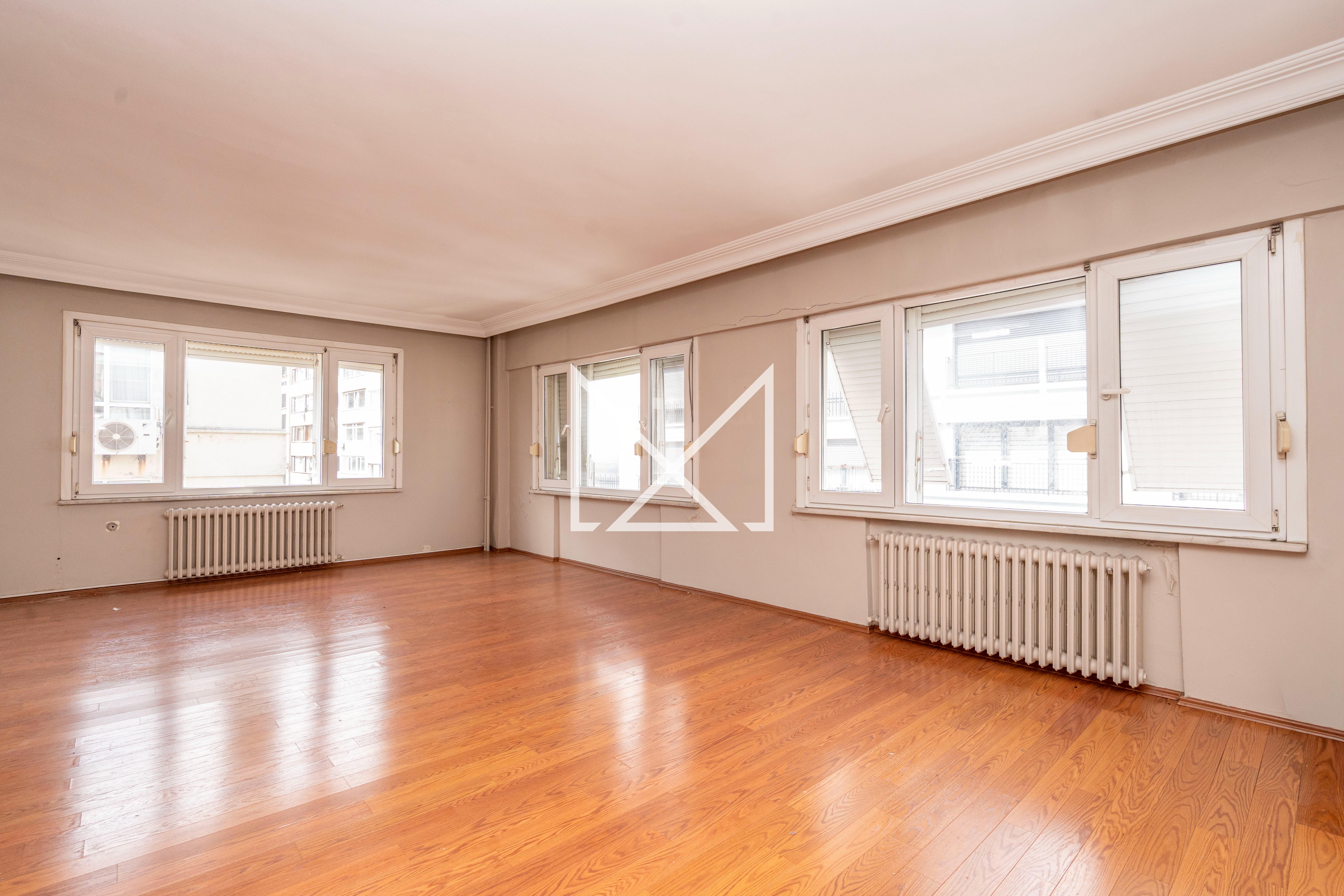 Nişantaşı Valikonağı Caddesi'nde Kiralık Ara Kat Daire