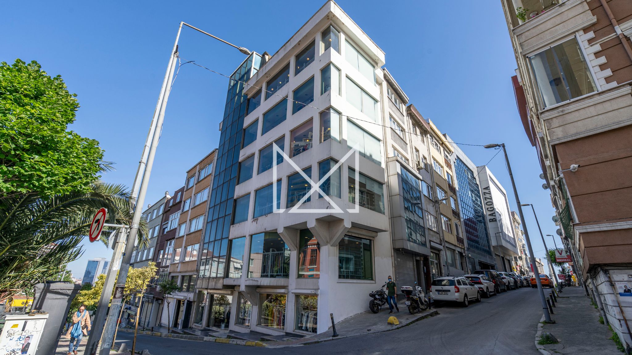 Şişli'de Merkezi Noktada Köşe Konumlu 7 Katlı Satılık Bina