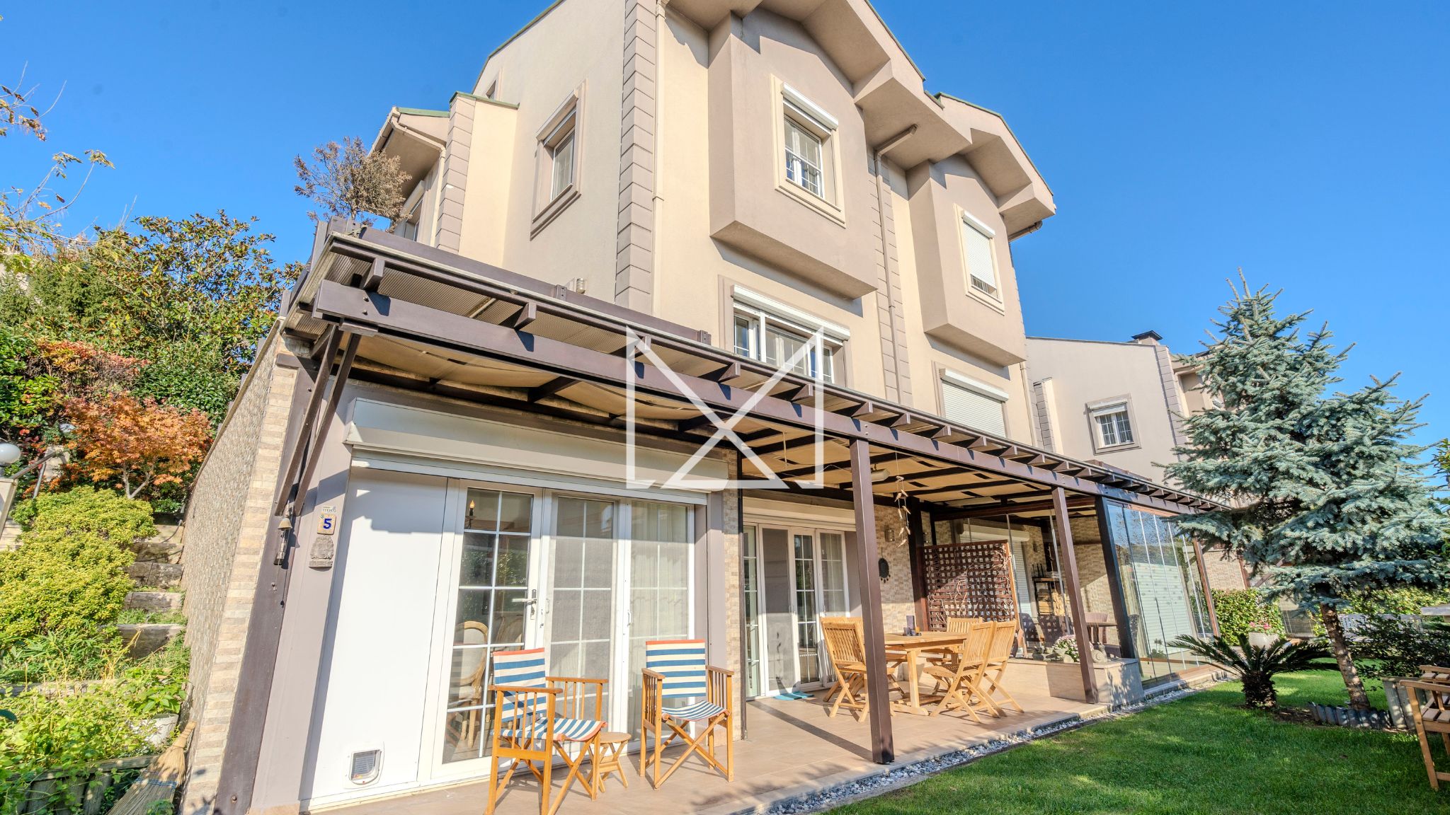 Zekeriyaköy Petekkent Sitesi'nde Mobilyalı Kiralık İkiz Villa