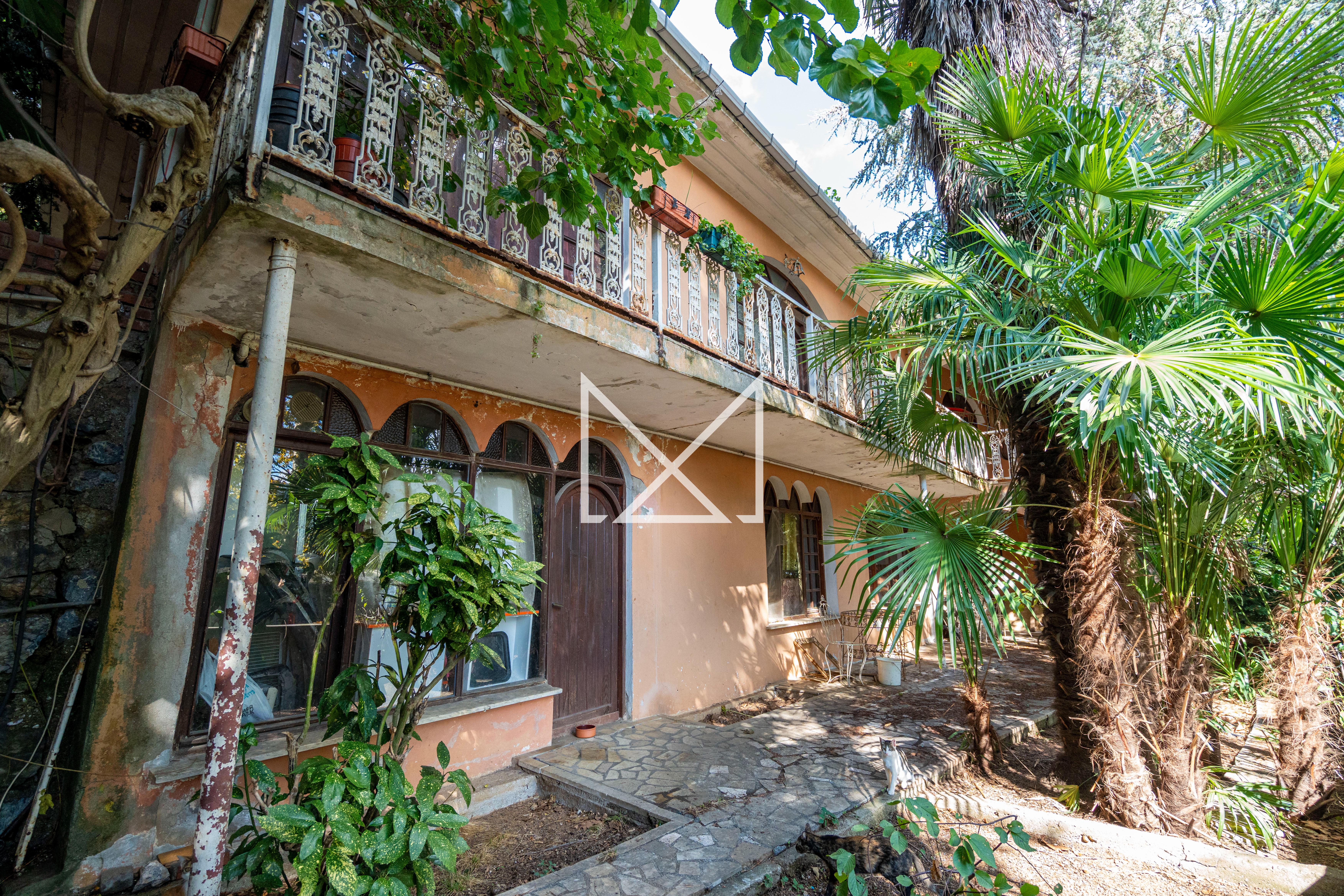 Tarabya'da Sahile Yakın Köşe Konumlu Satılık Müstakil Villa